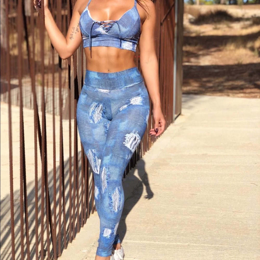 Working out doesn’t have to be boring! Specially looking like a bombshell babe!